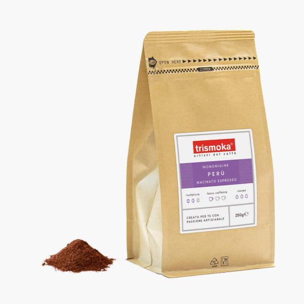 Trismoka Peru 250g Vorderseite mit Kaffeepulver